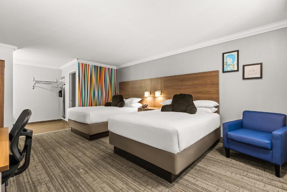Queen Room with Two Queen Beds - Non-Smoking interior
